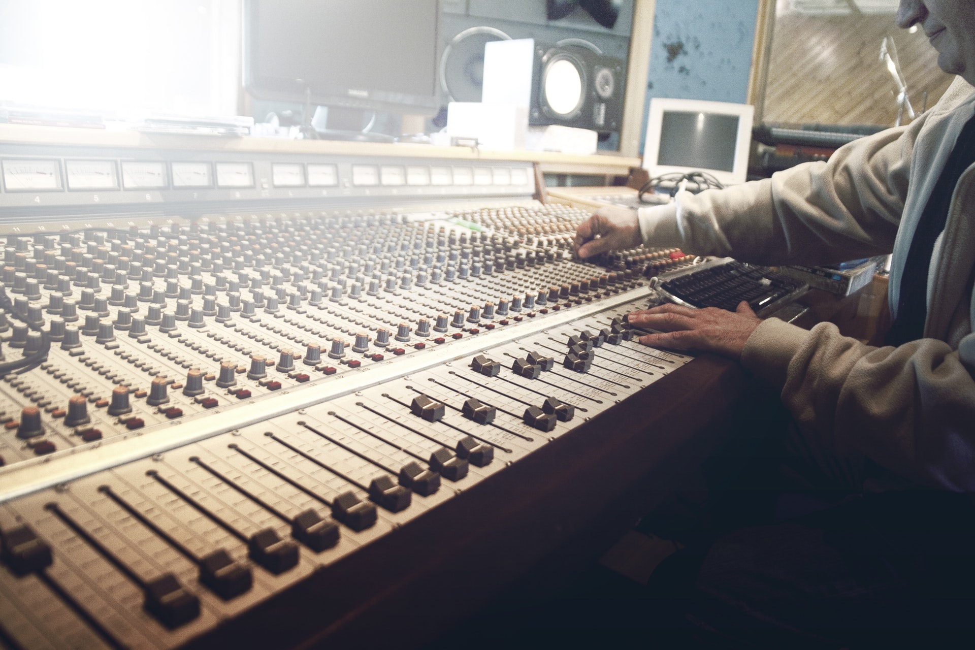 man-person-technology-music.jpg man-person-technology-music.jpg