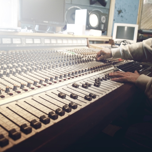 man-person-technology-music.jpg man-person-technology-music.jpg